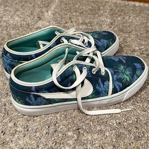 Nike Toki Low TXT Print Mens Sneaker